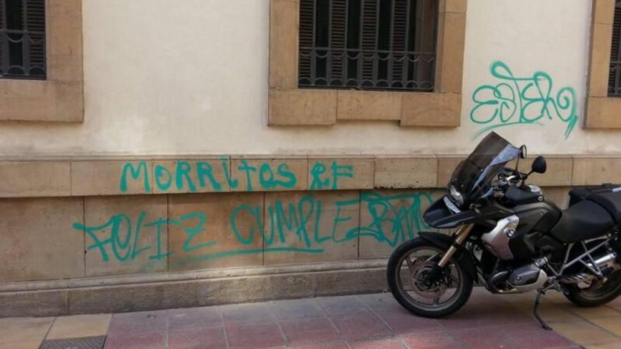 Siguen las pintadas en las fachadas