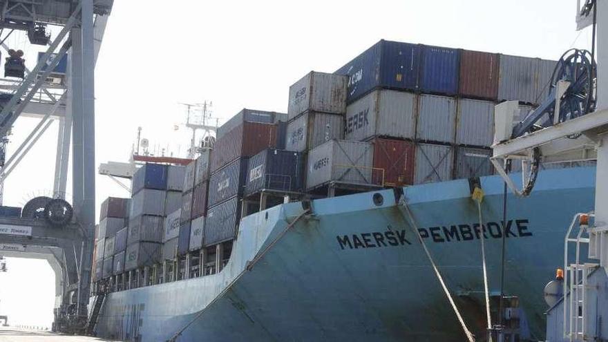 Un barco de Maersk cargado con contenedores en el Puerto marinense. // Santos Álvarez