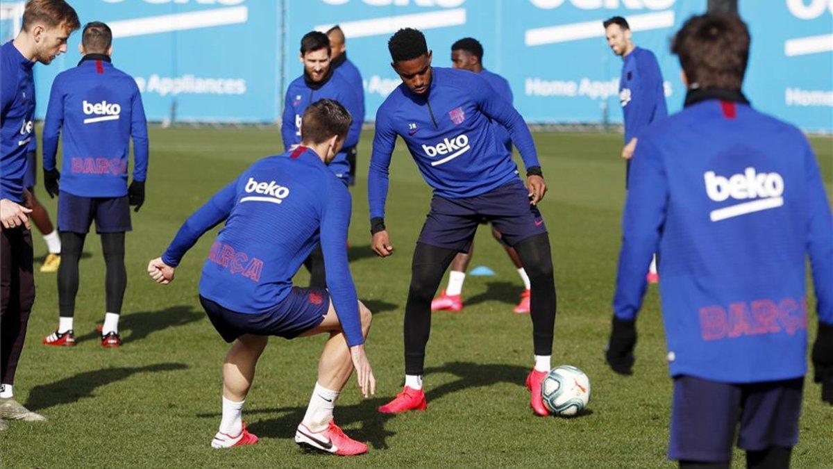 Varios jugadores del Barça en un rondo este curso