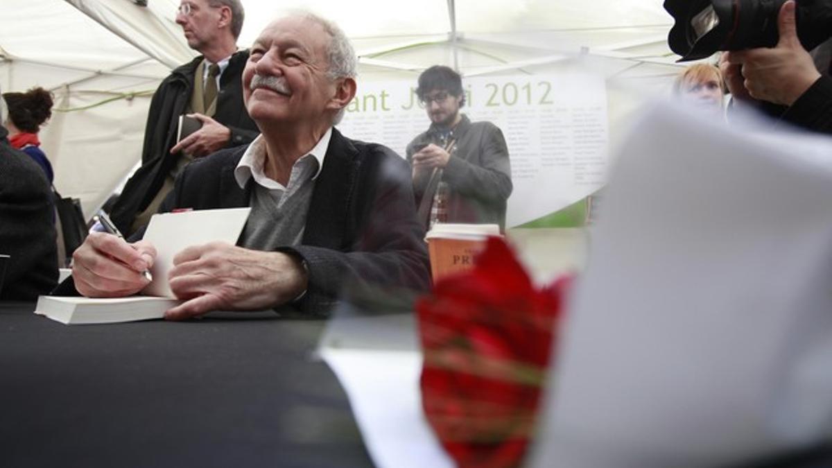 Eduardo Mendoza firma libros en Casa del Libro de Rambla Catalunya