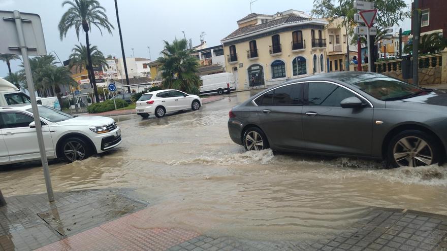 El chaparrón obliga a cerrar tres viales en Dénia