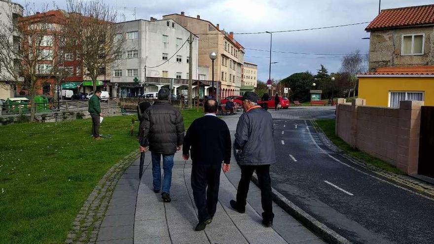 Peatones que utilizan el paseo fluvial de Arteixo, a la altura de la avenida del Balneario.