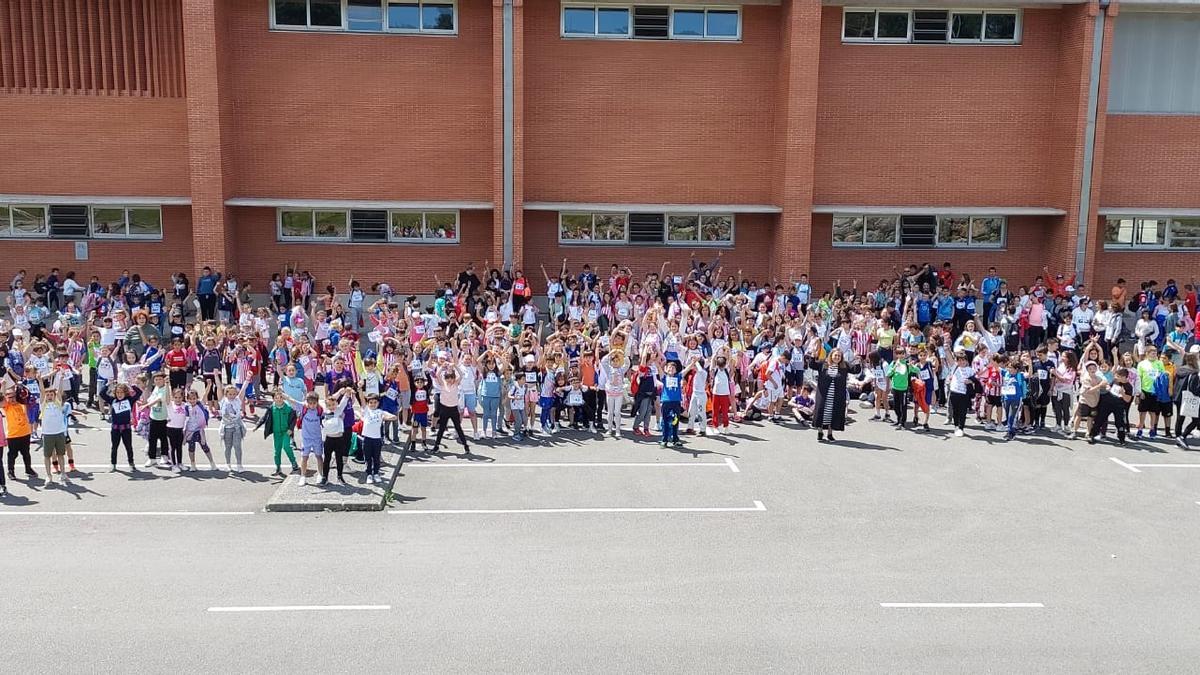 Los alumnos, en el exterior del polideportivo de la Pola, tras disputar la carrera solidaria.