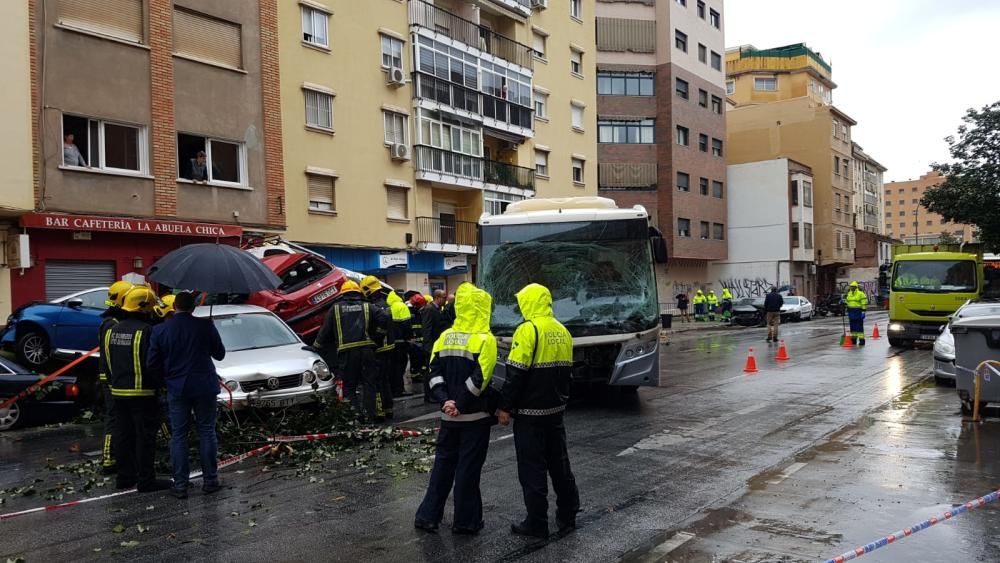 Un autobús de la EMT embiste media docena de coches en Héroe de Sostoa.