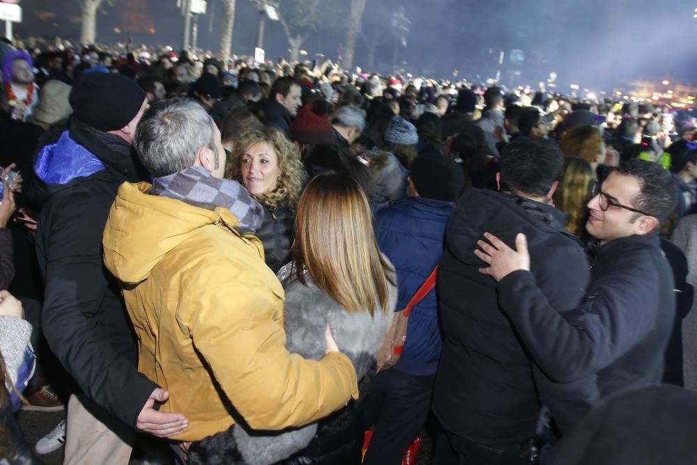 Miles de personas recibieron el año frente al consistorio