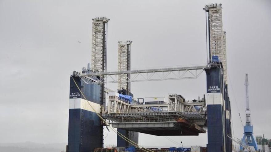 Así fue el adiós de la macroplataforma flotante que formó parte de la fachada marítima de A Coruña durante cuatro años