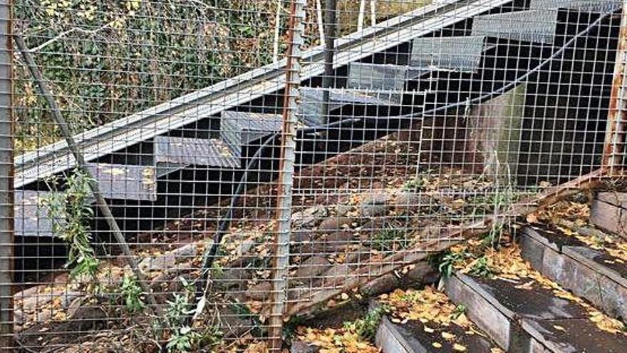 Les escales que comuniquen l&#039;estació amb la plaça de l&#039;Ajuntament paral·leles a l&#039;ascensor inclinat