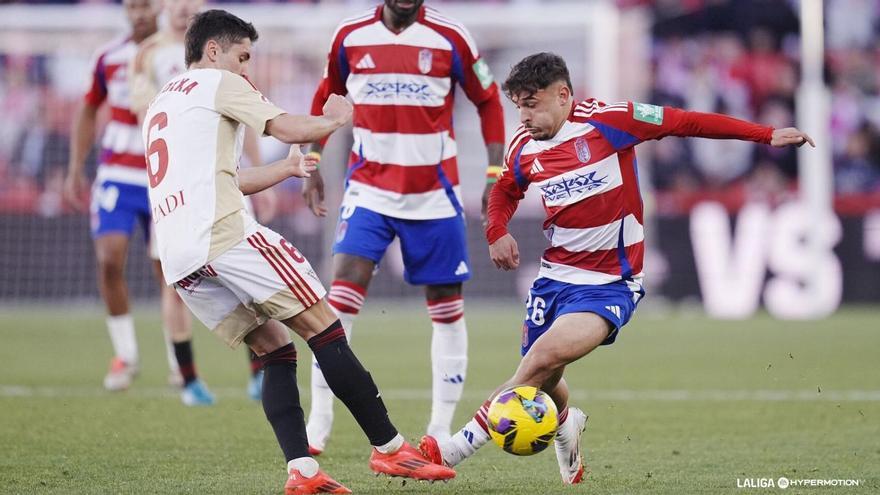 Lance entre el Granada CF y el Mirandés.