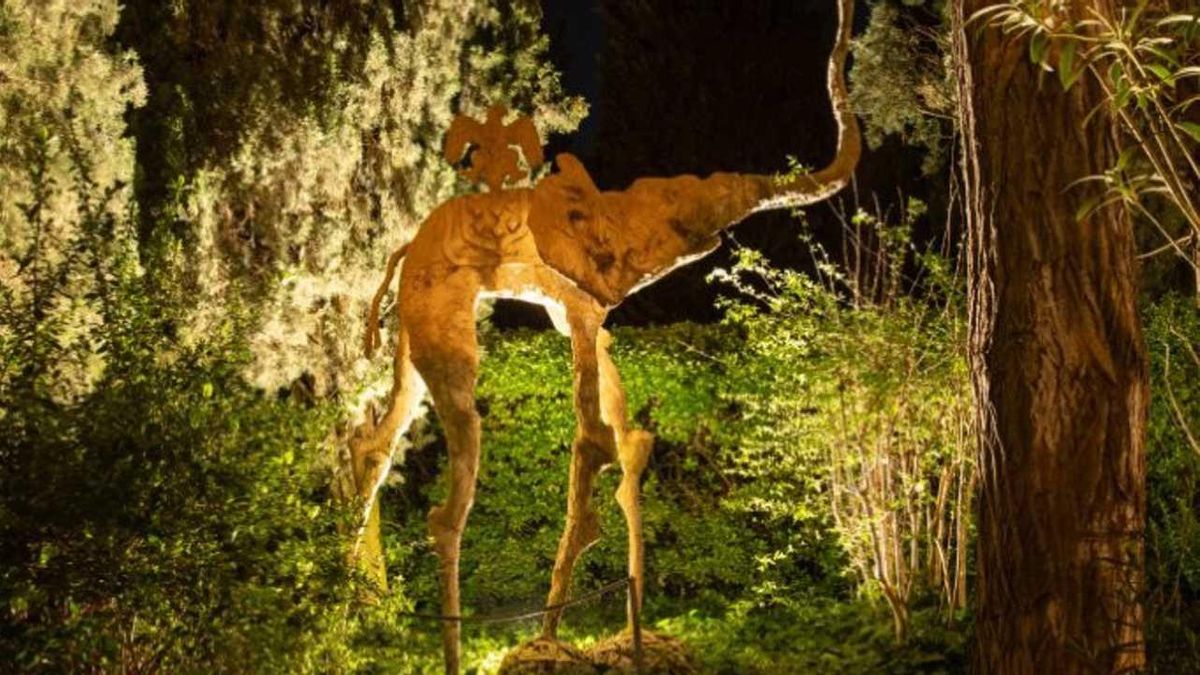 Un dels elefants dalinians del castell de Púbol il·luminat de nit.