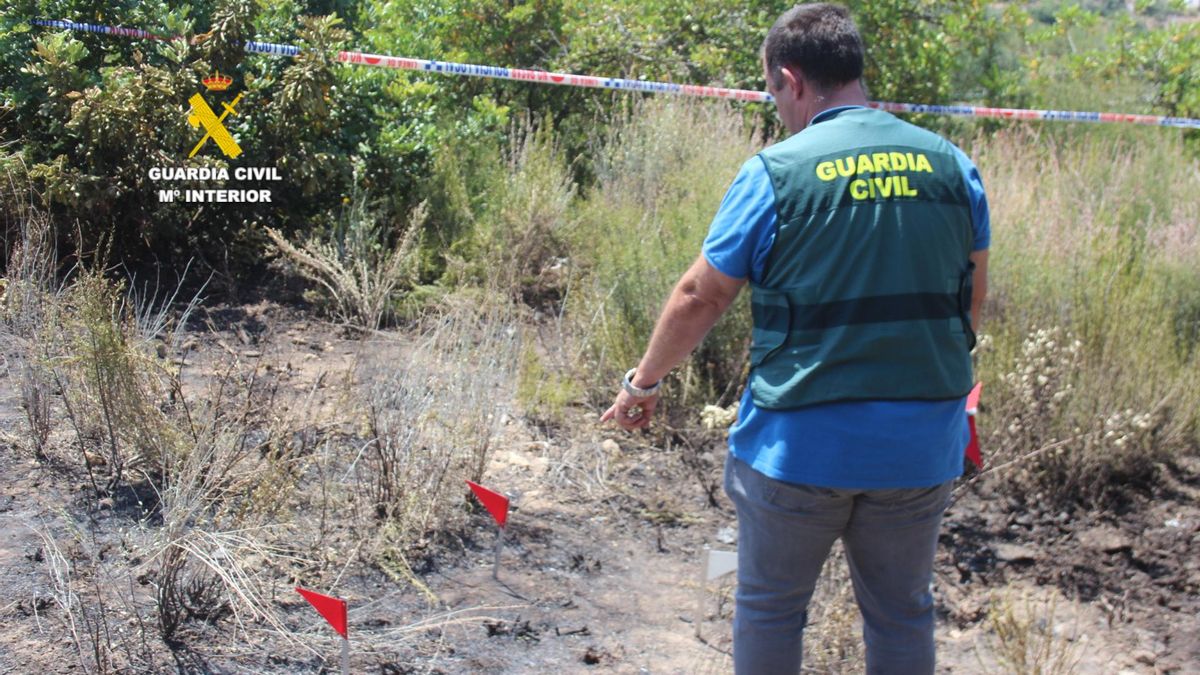 Un agente de la Guardia Civil en el lugar del incendio.
