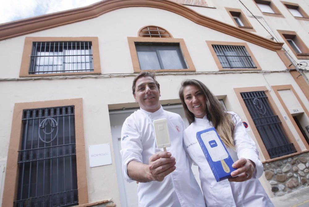 Jordi Roca i Alejandra Rivas davant l'obrador del Rocambolesc