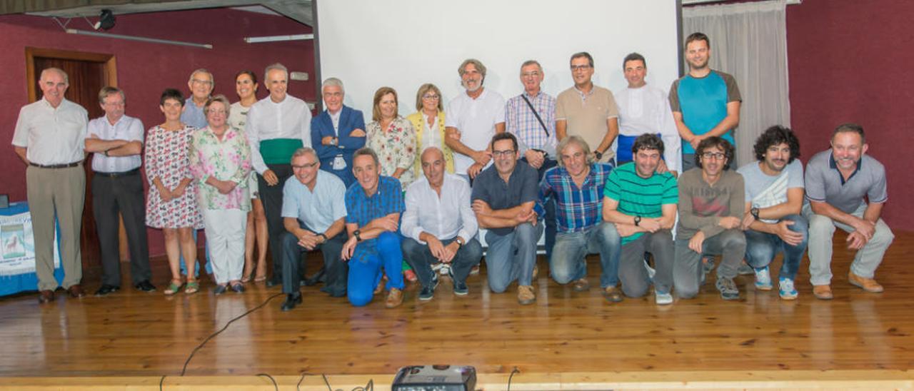 Expresidentes, directivos actuales y promotores del hermanamiento con el concejal de Deportes, Manel Fernández.