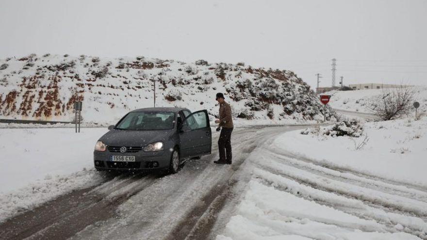 La nieve provoca 64 incidencias en las carreteras y se extiende a Huesca