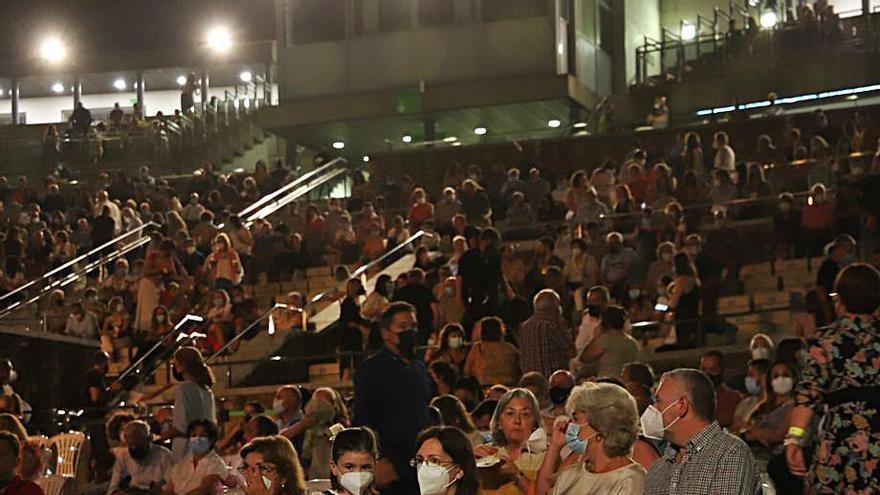 El público llenó las sillas de la pista y gradas del recinto al aire libre.