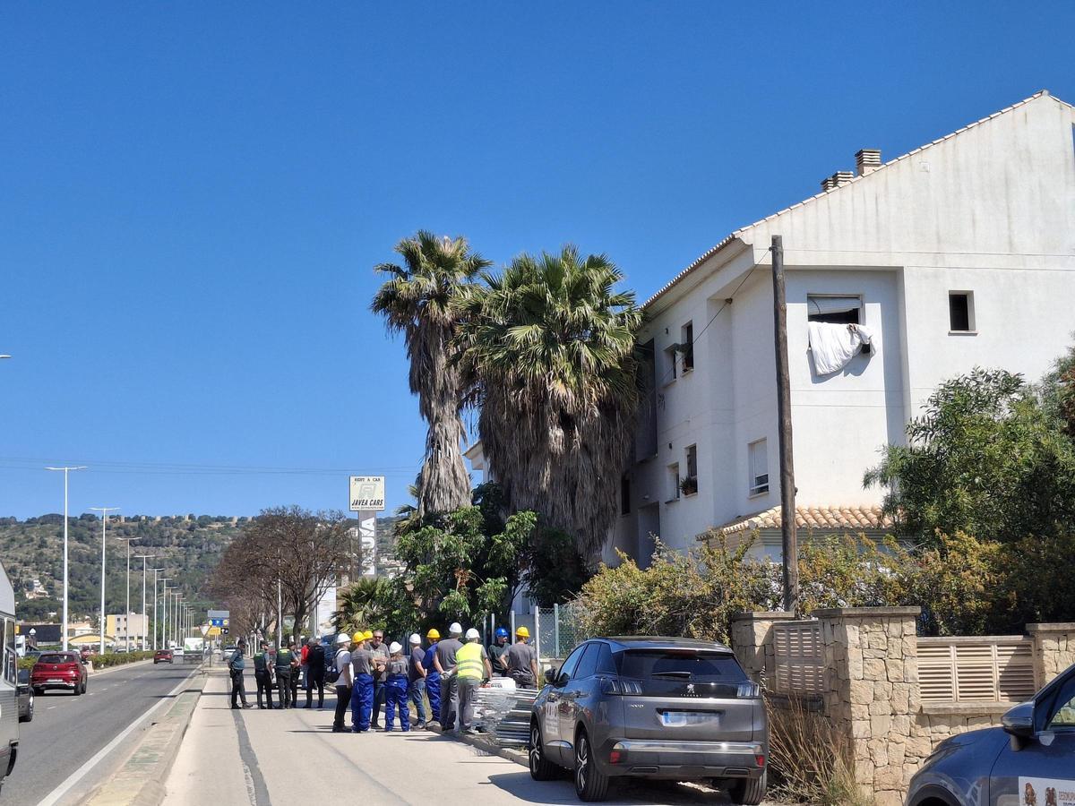 Trabajadores y guardias civiles, junto a la finca desalojada