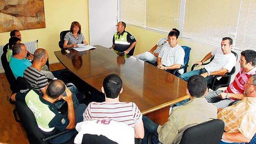 Reunión de la alcaldesa de Cangas, Clara Millán, con la plantilla de la Policía Local, ayer por la mañana en el Concello.