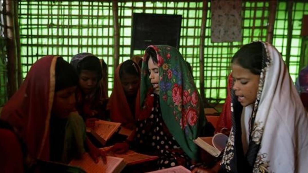 Niñas rohinyás, en una clase de recitación del Corán en un campo de refugiados.