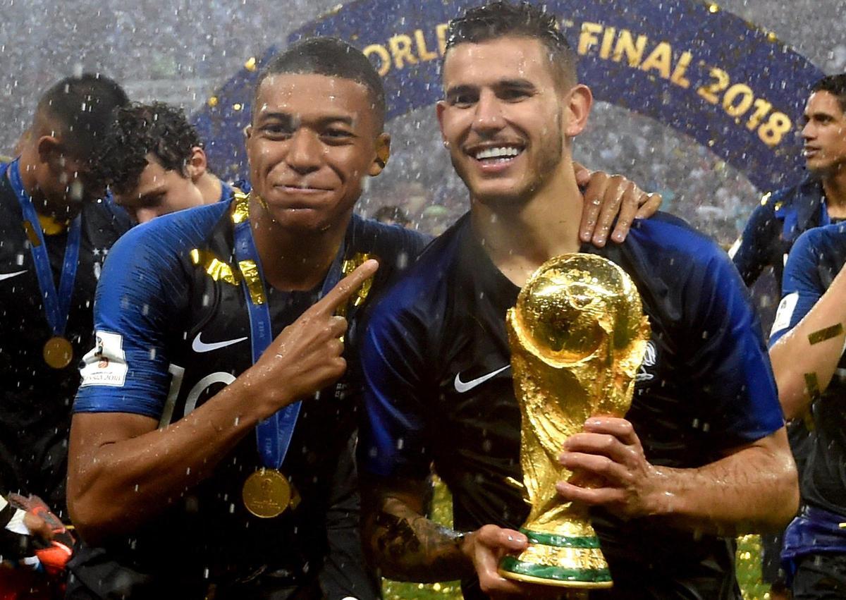 Lucas Hernández y Kylian Mbappé, en la celebración francesa en el Mundial de Rusia 2018.