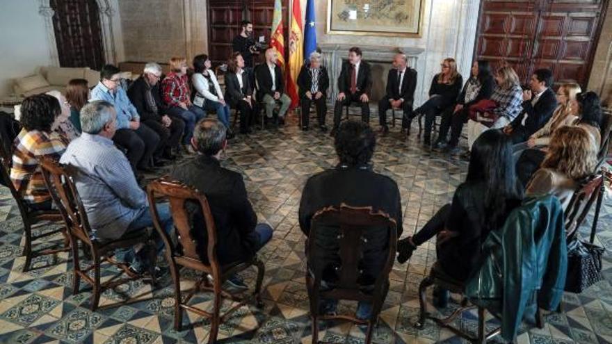 Ximo Puig, en el centro, se reunió ayer con algunos de los afectados del caso Ardystil.