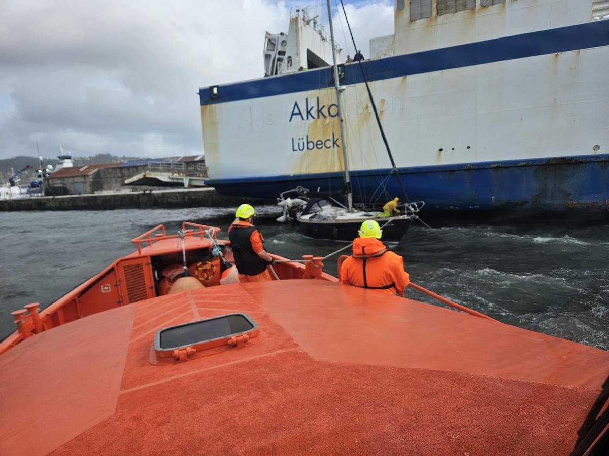 La «Salvamar Mirach» se acerca al velero sin motor a punto de colisionar con el ferry en Vigo