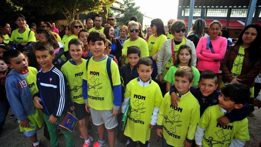 Concentración de los padres de alumnos ante el centro en el día de ayer. // Iñaki Abella