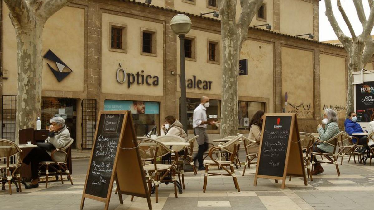 Una terraza en las Ramblas de Palma. | ISAAC BUJ