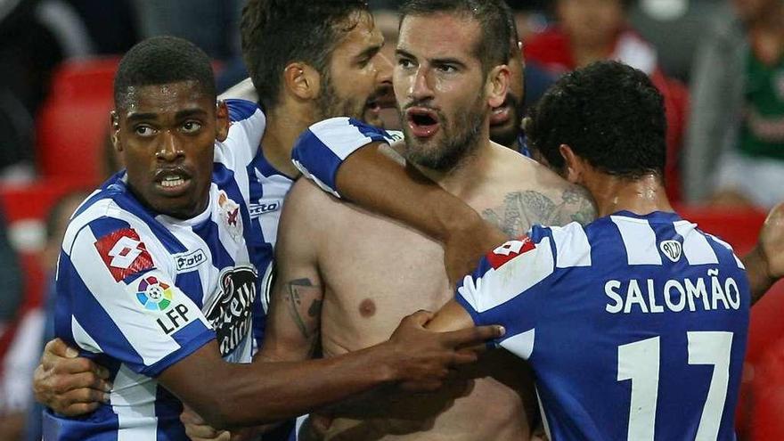 Lopo celebra el gol que marcó en la temporada 2014-15, abrazado por Cavaleiro, Borges y Salomão.