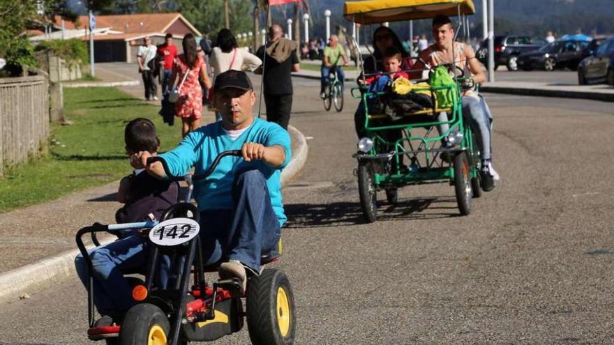 Turistas de paseo por la isla grovense de A Toxa. // Muñiz