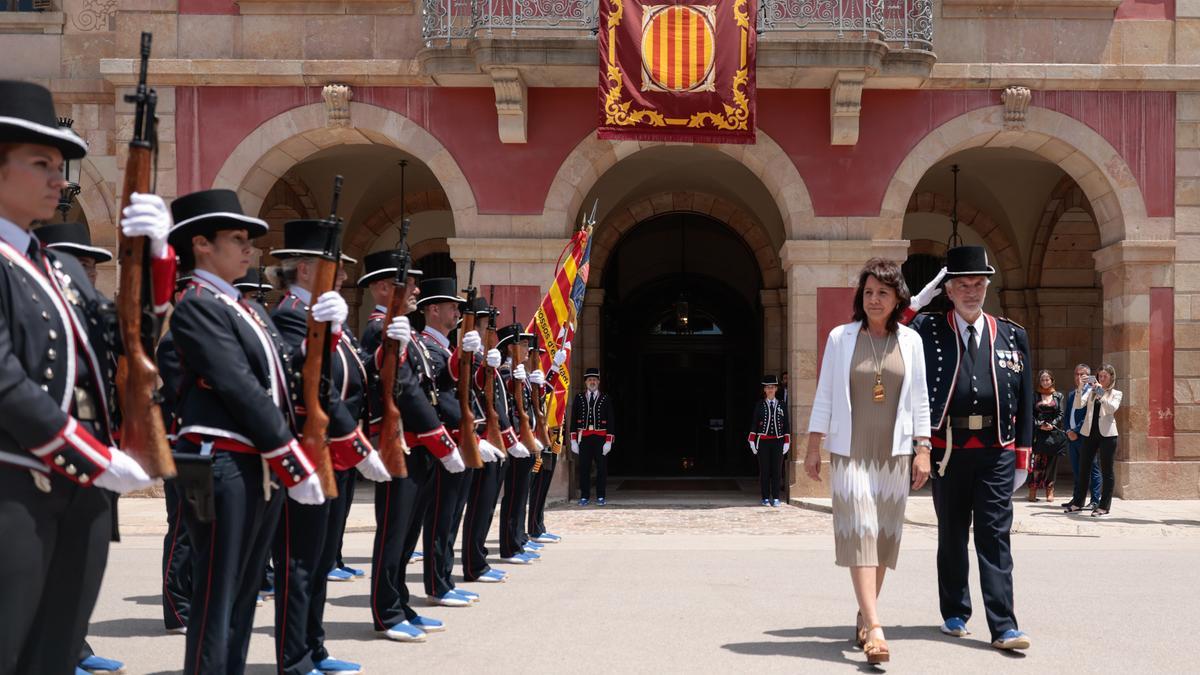 La presidenta del Parlament, Anna Erra, recibe el saludo de honor de los Mossos