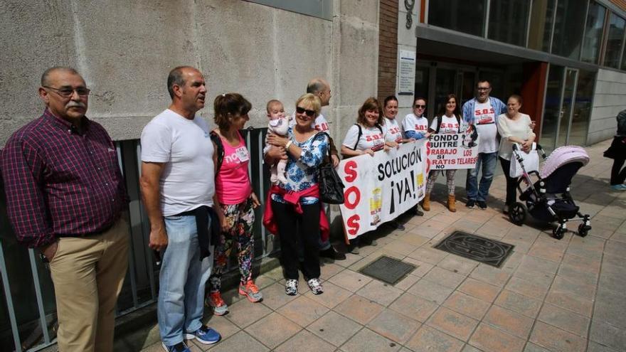 Trabajadores y familiares que han participado en la protesta frente a los juzgados de Avilés.