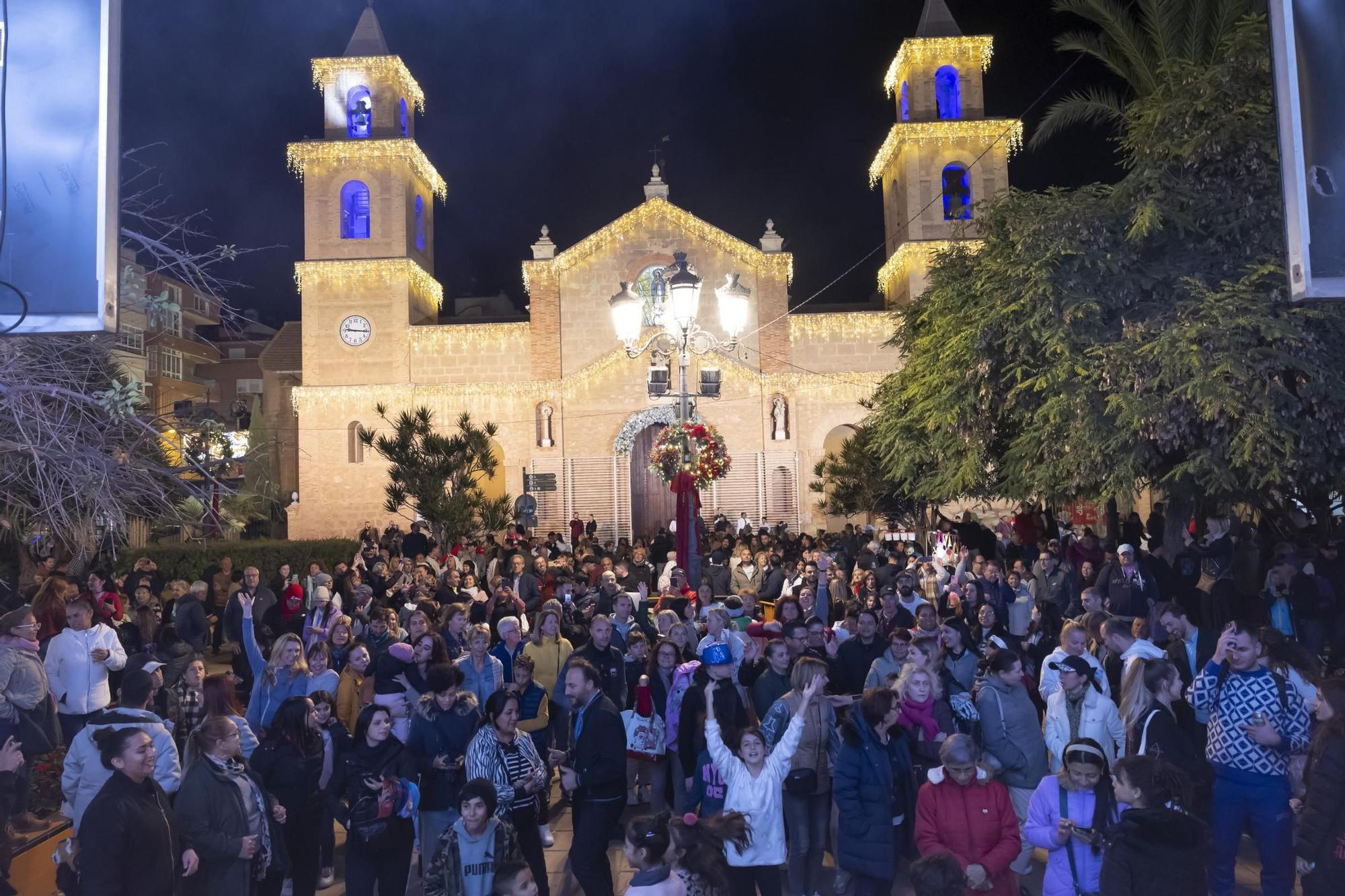 Fiesta multitudinaria de encendido de la iluminación de fiestas patronales y Navidad en Torrevieja