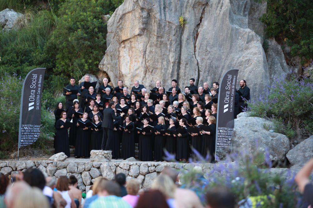 Residenten und Mallorca-Urlauber haben sich am Sonntag (2.7.) zum traditionellen Konzert in der Felsenschlucht Torrent de Pareis eingefunden. In diesem Jahr war die Capella Mallorquina zu hören.