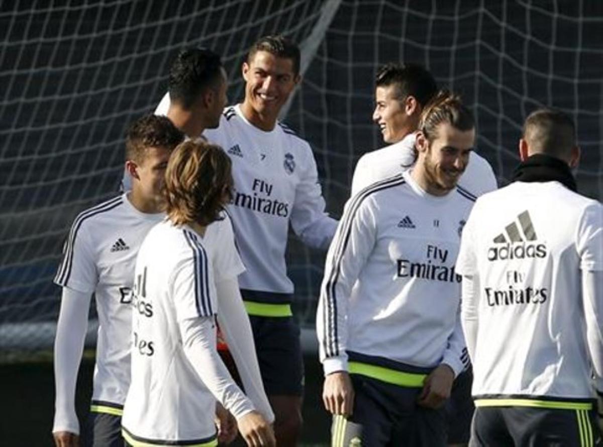 Navas, Ronaldo, James, Modric, Kovacic i Bale comparteixen confidències abans del clàssic.