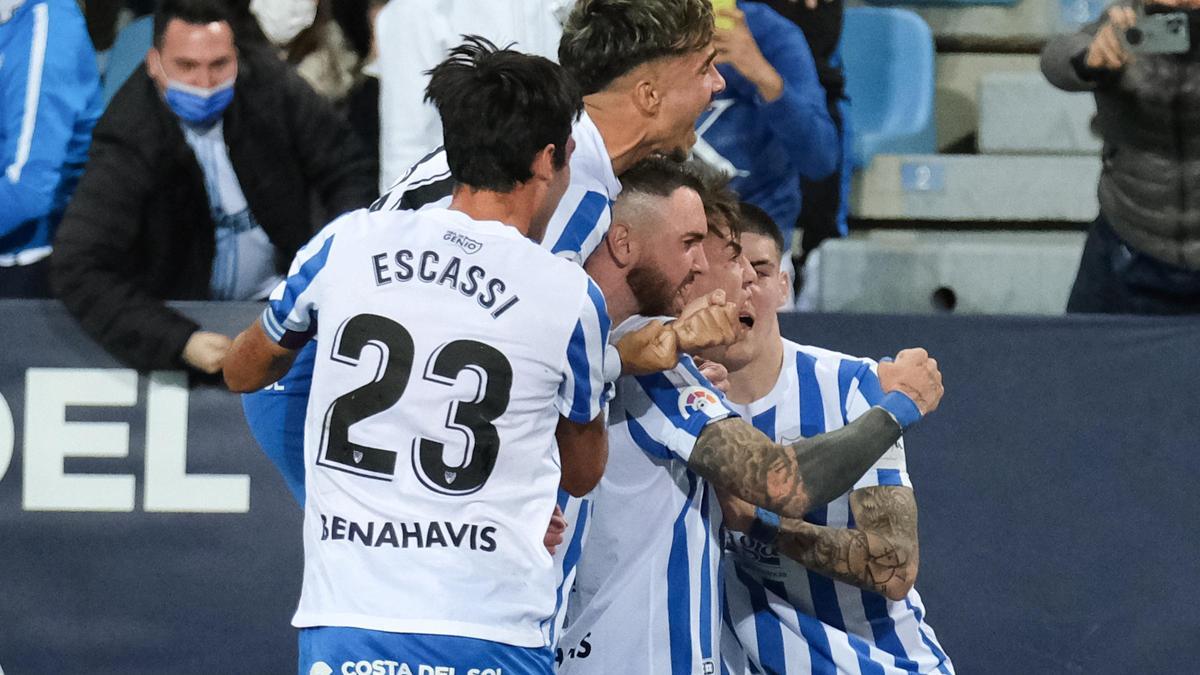 Los blanquiazules celebran el gol de Brandon al Sporting.