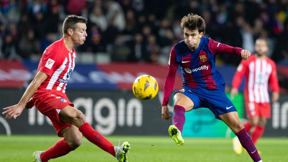 Joao Félix prueba un disparo ante Azpilicueta en el FC Barcelona - Atlético de Madrid