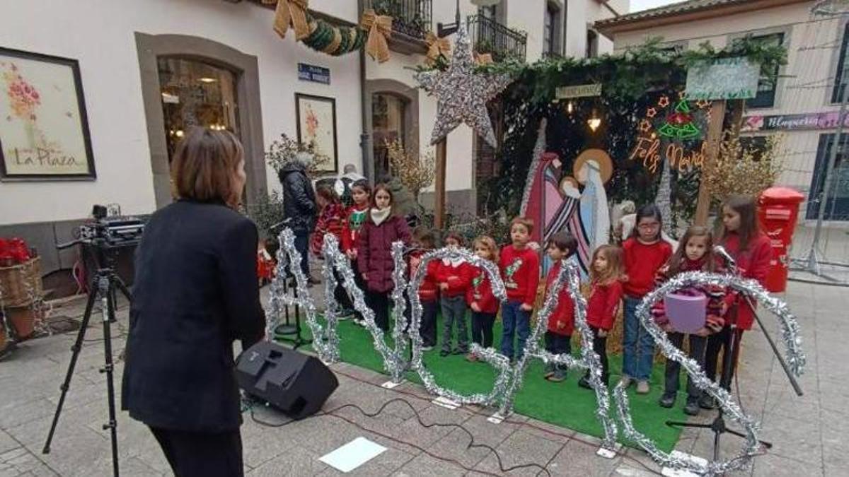 Concierto de Navidad del aula coral infantil en la plaza Rafael Rodríguez de Cangas del Narcea.