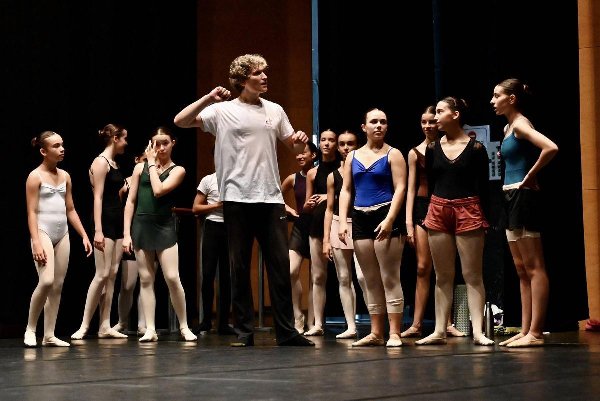 El albanés Marlon Dino, durante una de las clases en el auditorio del Pazo da Cultura.