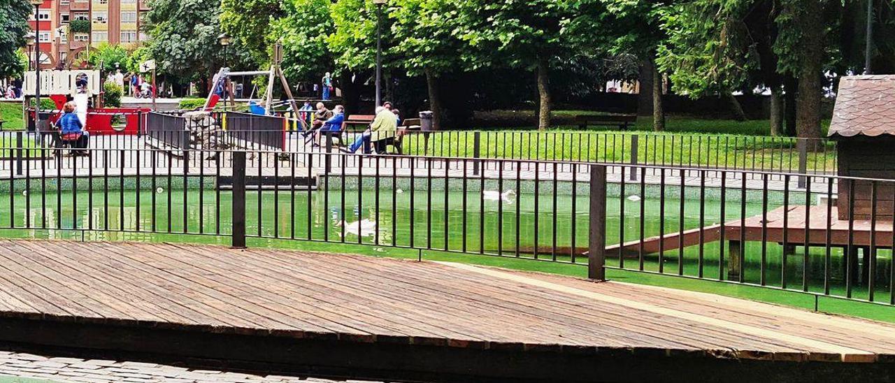 Zona infantil del parque Jovellanos, en Mieres.