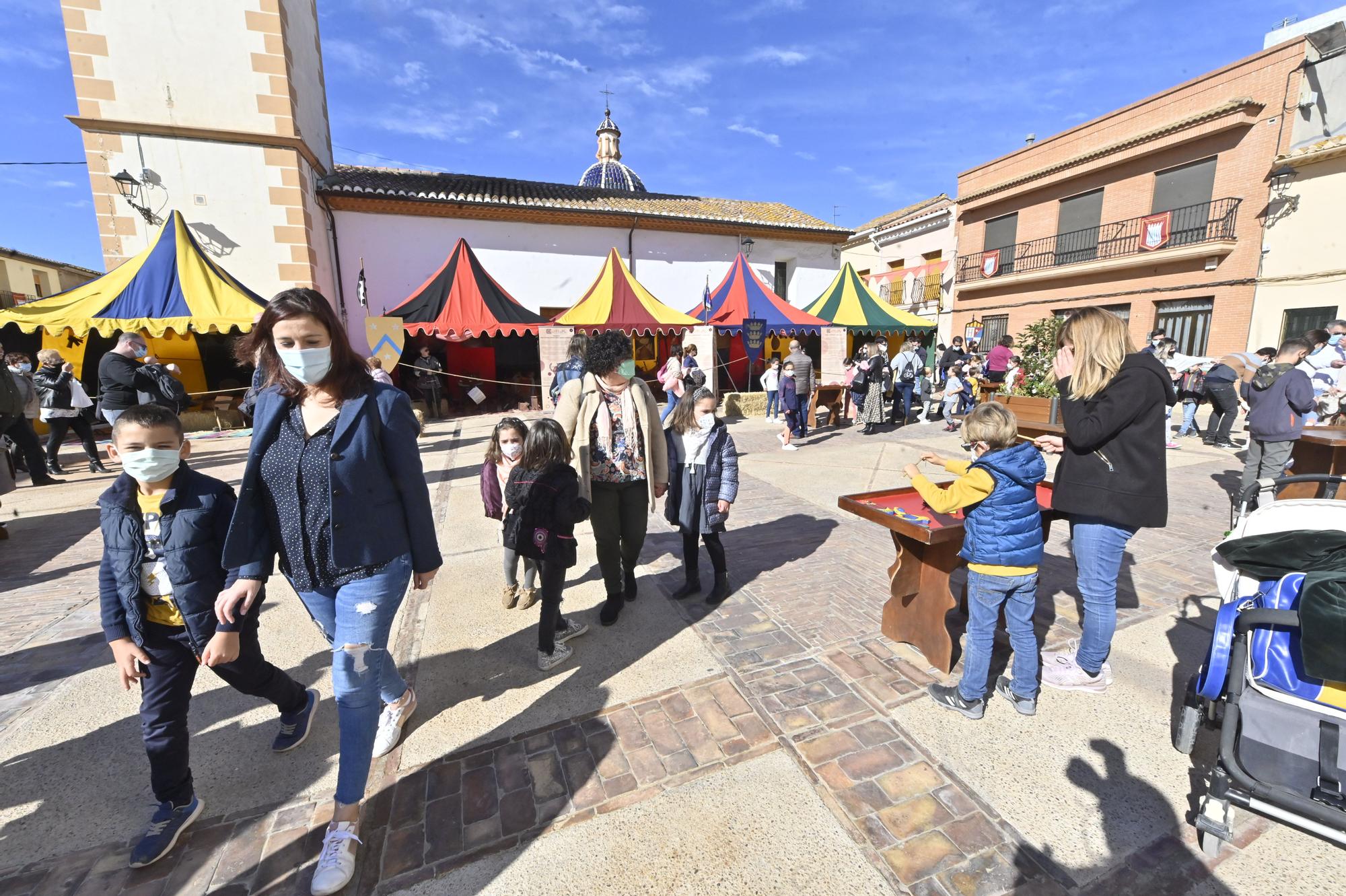 Las 40 imágenes que definen la primera feria medieval de Mascarell poscovid