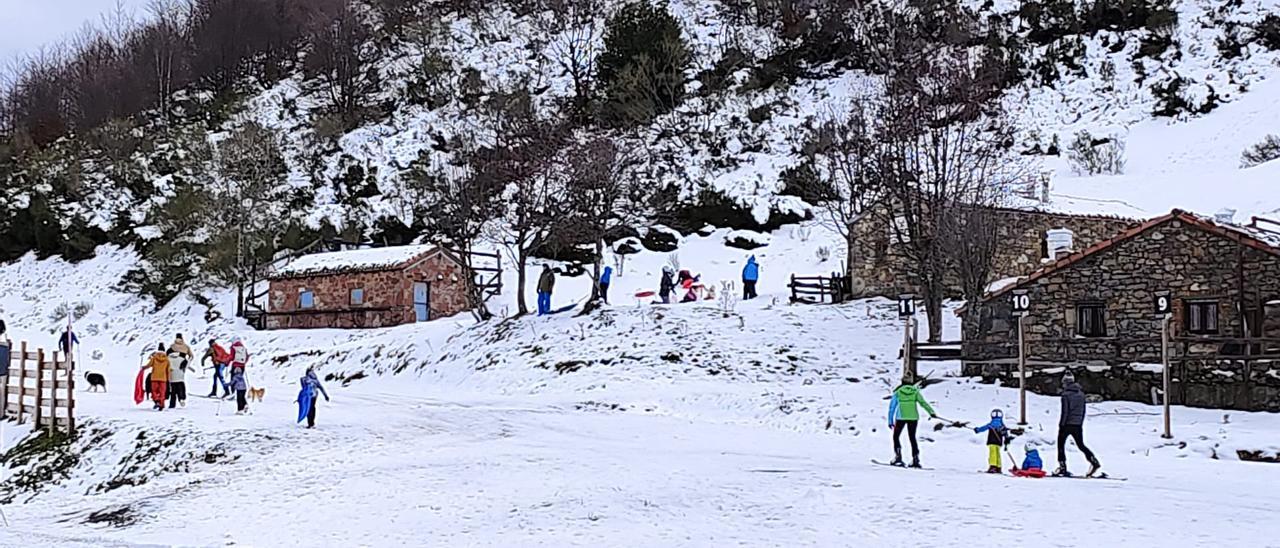 Familias pasean sobre la nieve en Fuentes de Invierno el pasado diciembre, cuando hubo precipitación, pero no suficiente para abrir. | A. V.