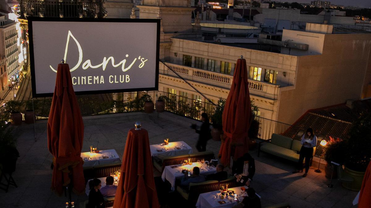 Una cena de cine bajo las estrellas: el plan de verano con alta gastronomía que vuelve a una de las azoteas más exclusivas de Madrid.