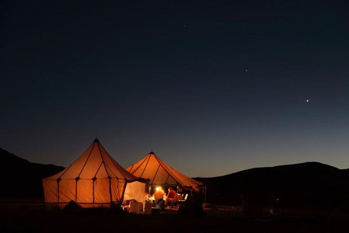 Las agencias locales ofrecen la posibilidad, cuando el tiempo lo permite, de acampar en una jaima para disfrutar del silencio y de la contemplación de las estrellas en un entorno único.