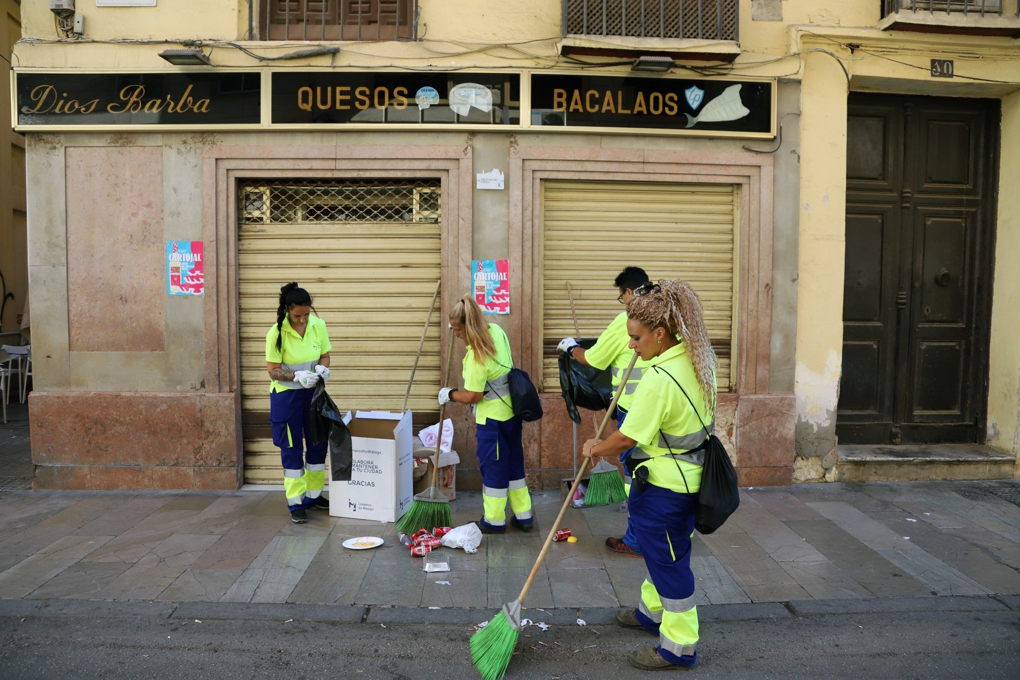 Efectivos de limpieza de Málaga comienzan su trabajo a partir de las 18.00 horas en las calles del Centro