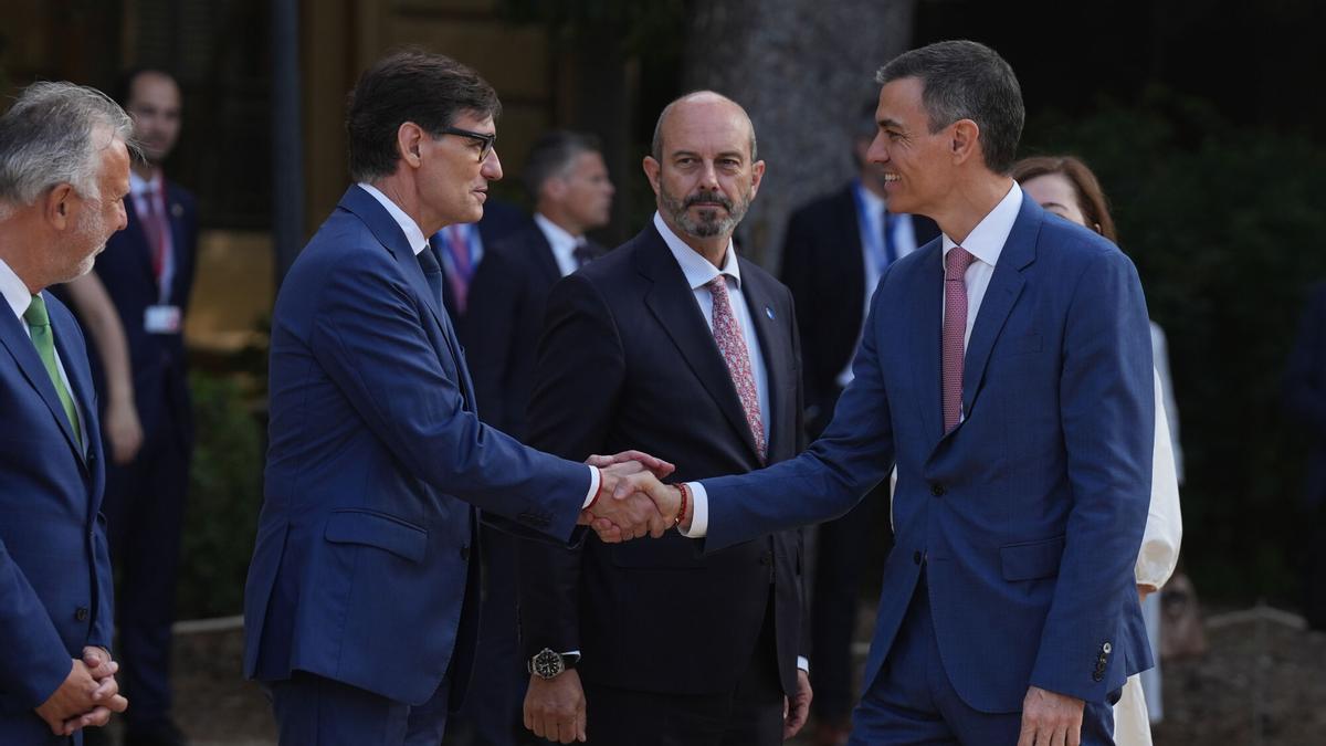 El presidente de la Generalitat de Cataluña, Salvador Illa (i), saluda al presidente del Gobierno, Pedro Sánchez (d), a su llegada a la XXVIII Conferencia de Presidentes, en Palau de Pedralbes de Barcelona, a 6 de junio de 2025, en Barcelona, Catalunya (España). Durante la conferencia se abordarán los 16 puntos de la agenda, ampliada tras la inclusión de las demandas de las Comunidades Autónomas, que contemplan entre otros asuntos la reforma de la financiación autonómica, el control de fronteras, la política migratoria, el acceso a la vivienda, la situación energética y la reforma del Poder Judicial. Por primera vez, los presidentes autonómicos pueden intervenir en las lenguas cooficiales de sus territorios con traducción simultánea. 06 JUNIO 2025;PRESIDENTES;CONFERENCIA David Zorrakino / Europa Press 06/06/2025. PEDRO ROLLÁN;PEDRO SÁNCHEZ PÉREZ-CASTEJÓN;SALVADOR ILLA;David Zorrakino