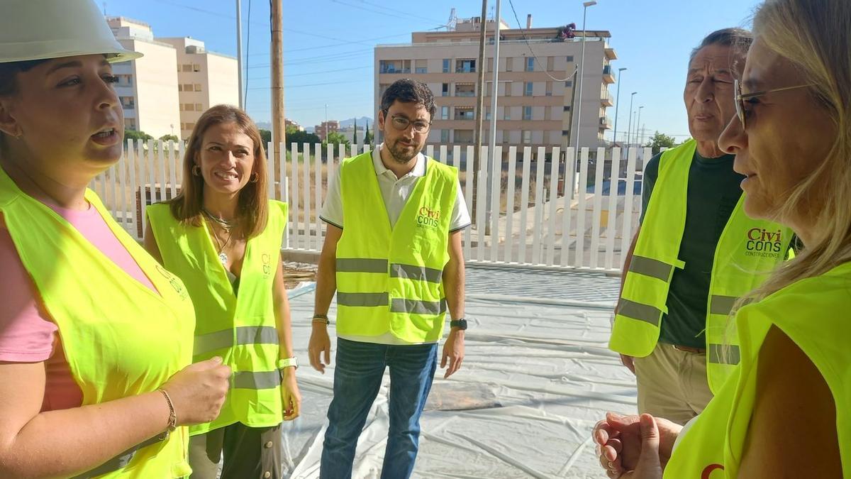 La alcaldesa de Almassora, María Tormo, en su visita al final de las obras del nuevo colegio Santa Quitèria.