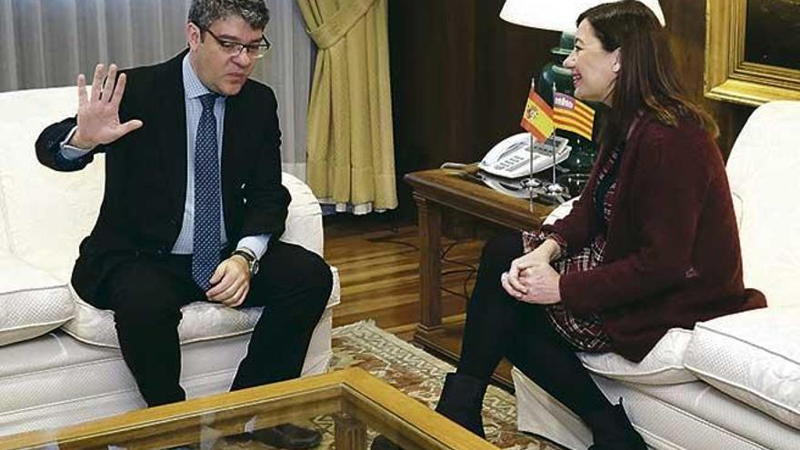 El ministro Álvaro Nadal y la presidenta del Govern, Francina Armengol, ayer en el ministerio de Energía, Turismo y Agenda Digital.