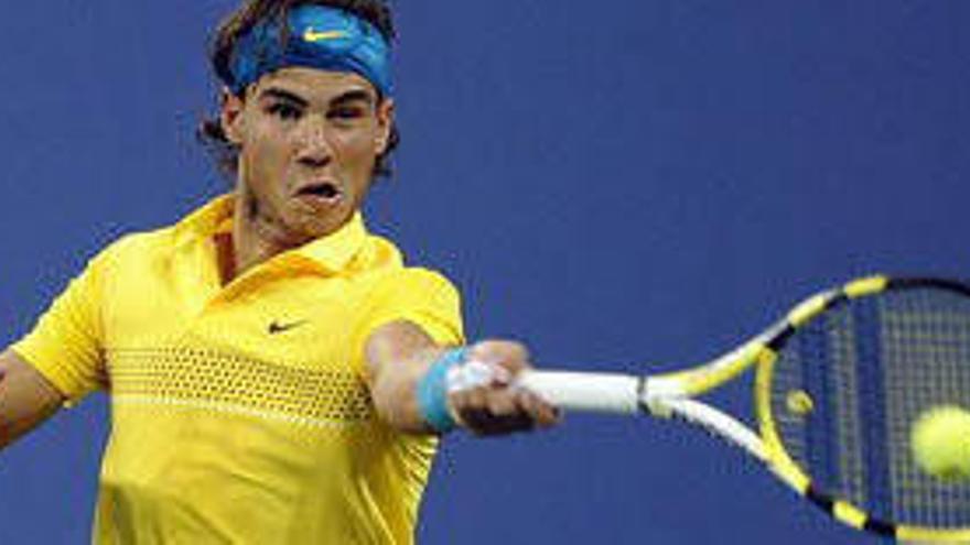 El tenista español Rafael Nadal devuelve la pelota ante el alemán Nicolas Kiefer, durante el partido de la quinta jornada del Abierto de Estados Unidos, que se disputa en las instalaciones de Flushing Meadows, en Nueva York.