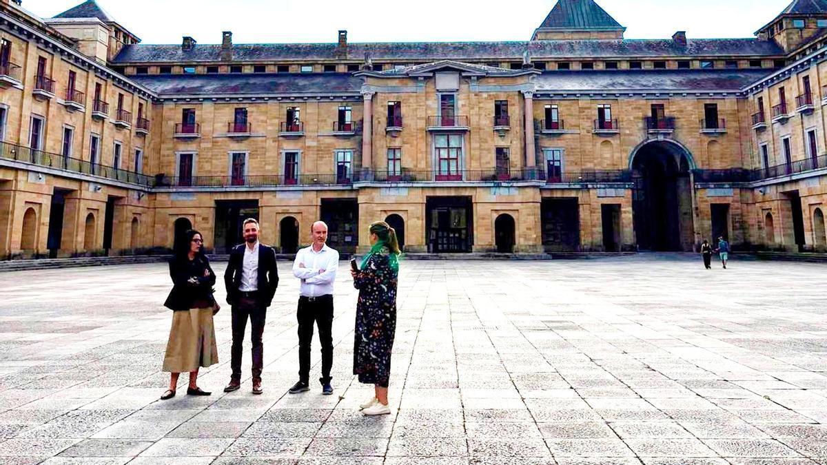 Por la izquierda, Vanessa Gutiérrez, Valentí Arrieta y el director general de Patrimonio Cultural, Pablo León.