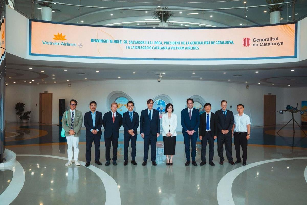 El president de la Generalitat, Salvador Illa, con el vicepresidente ejecutivo de Vietnam Airlines, Nguyen Quang Trung, y otros miembros de la empresa.