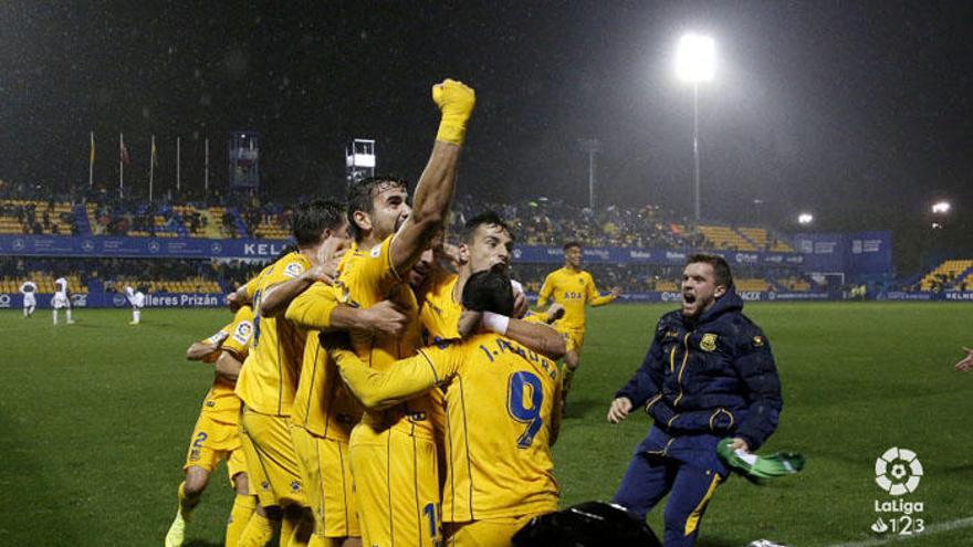 La felicidad de los jugadores del Alcorcón tras marcar en la prolongación y ponerse líderes.